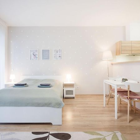 The Chic Crib With Balcony Apartment Budapest Bagian luar foto